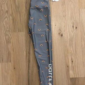 BARRE3 X BEYOND YOGA RAINBOW PRINT LEGGINGS *NWT*